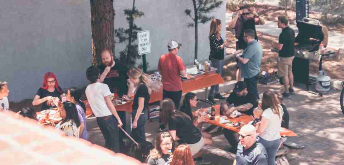 feestje-bbq-buiten-vrienden