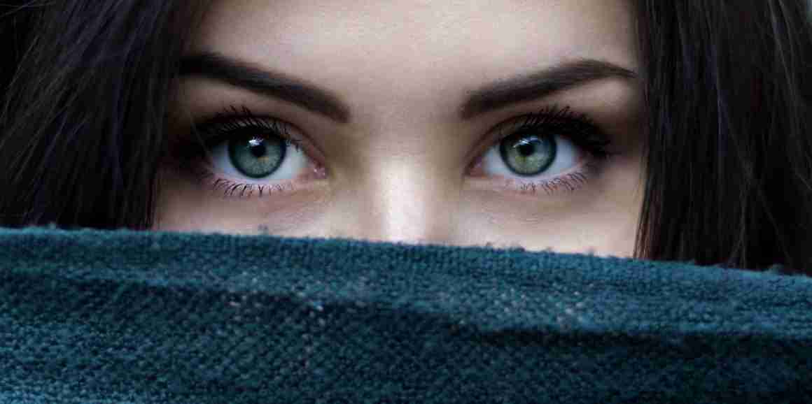 vrouwen-ogen-mond-achter-doek