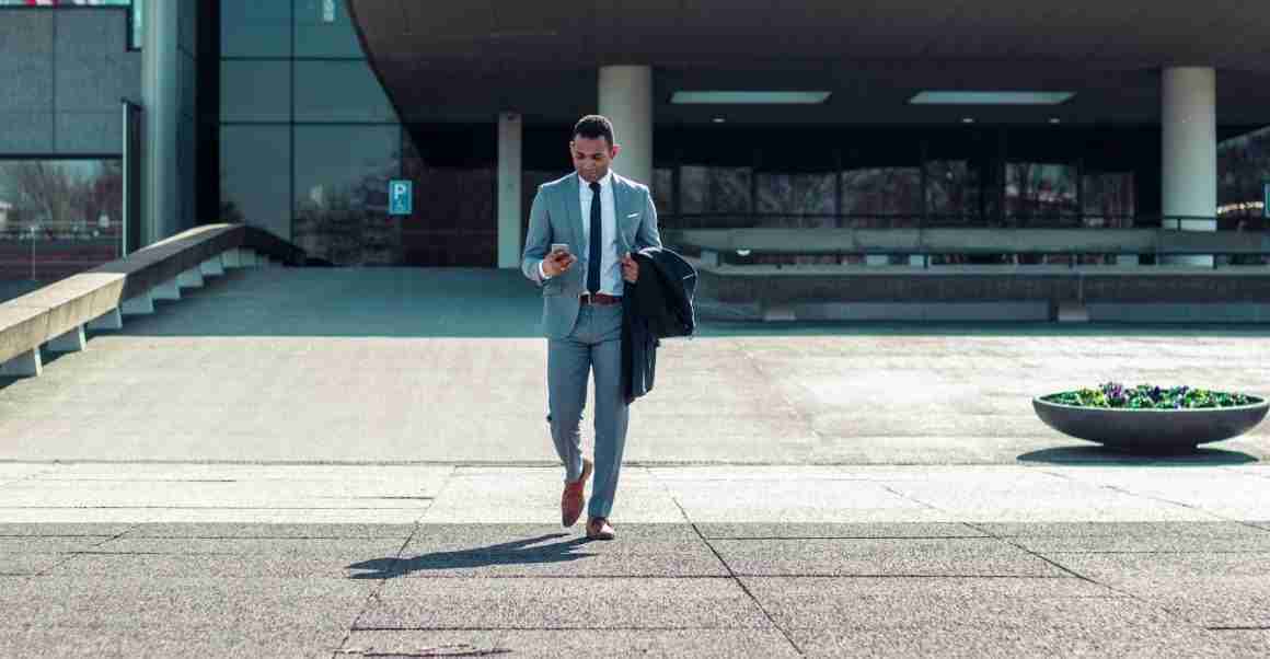 business-man-pak-grijs