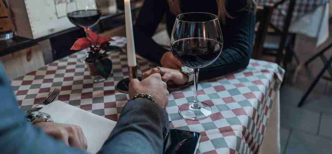 hand-vasthouden-date-uit-eten