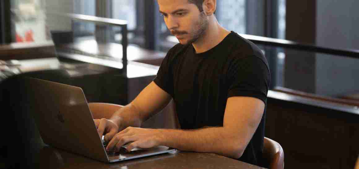 man-typen-laptop