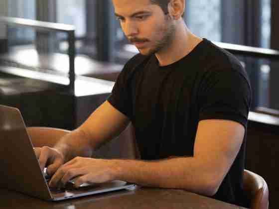 man-typen-laptop