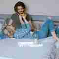 man-vrouw-date-koppel-pizza-eten-bed