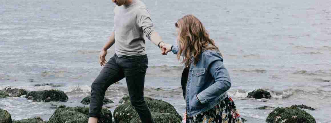 man-vrouw-strand-wandelen