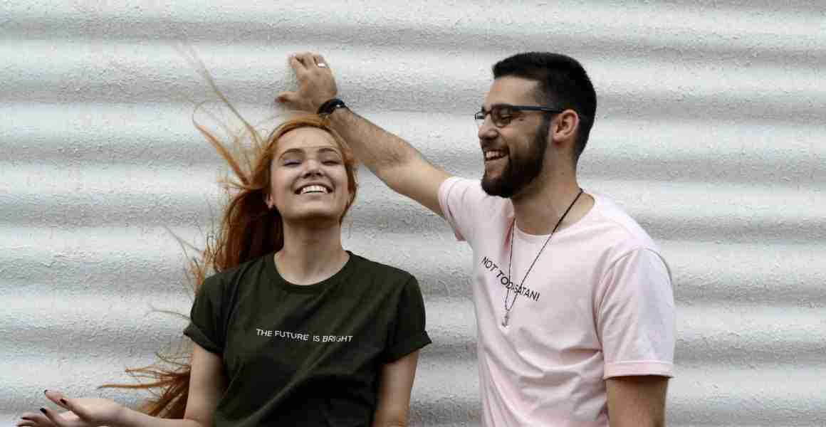 man en vrouw lachen samen