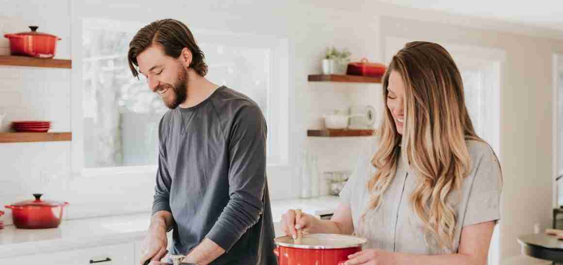 man-vrouw-koppel-keuken