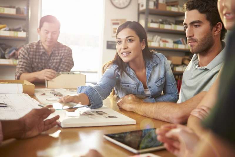 vrouw geeft iets aan tijdens meeting