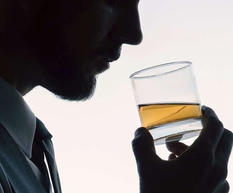 Man Drinkt Whisky