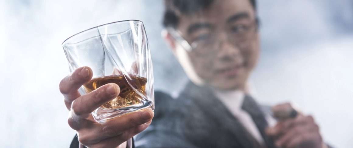 Man Houdt Whisky Glas Vast