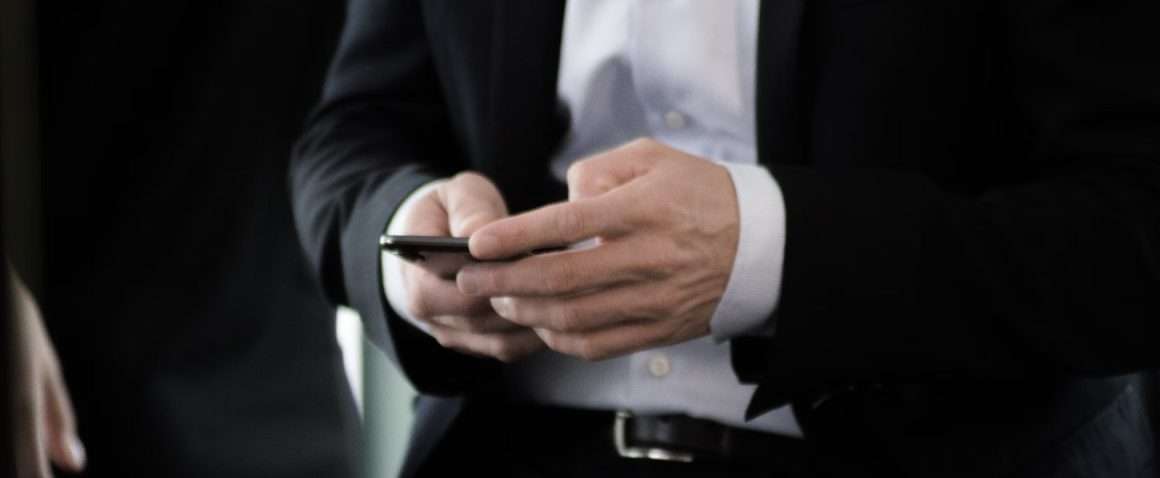 Man In Pak Gebruikt Telefoon