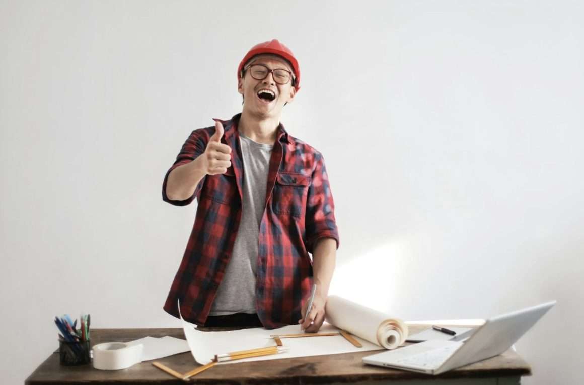 Man Met Bouwtekeningen