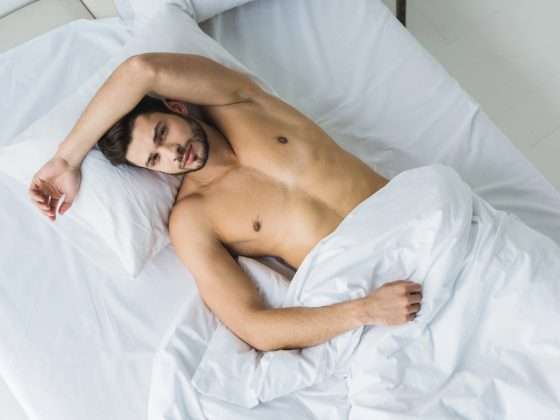 Knappe Man In Bed