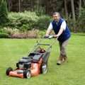 Man Met Grasmaaier
