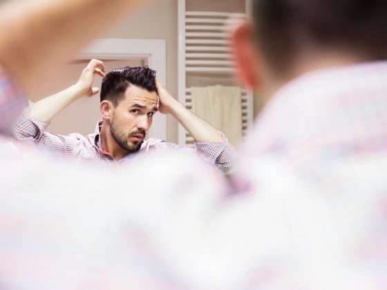 Man Doet Haar In Spiegel